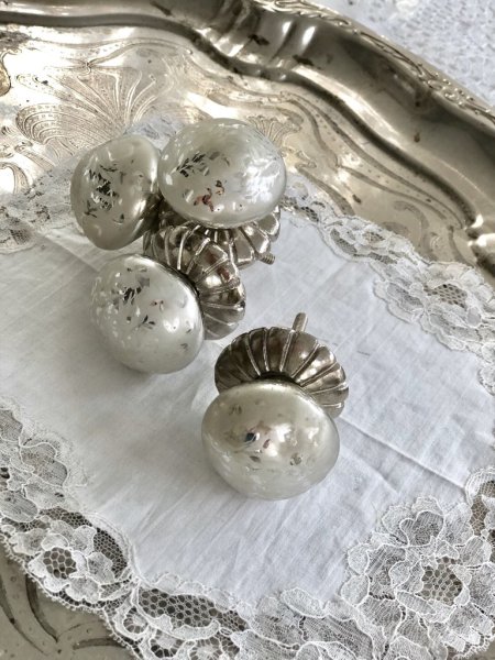 Vacker och elegant knopp i antik stil. Silverfärgad metall krage i kraftigare modell. Stilfull rundad knopp i fattigmanssilver m