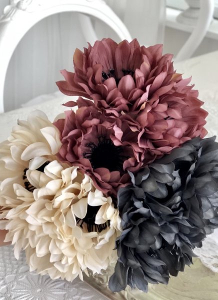 Vacker Anemon bukett om tre stycken blommor i tre olika dova vackra nyanser. -Mörk Blå -Gammelrosa -Creme Vitt Vackra verklighet