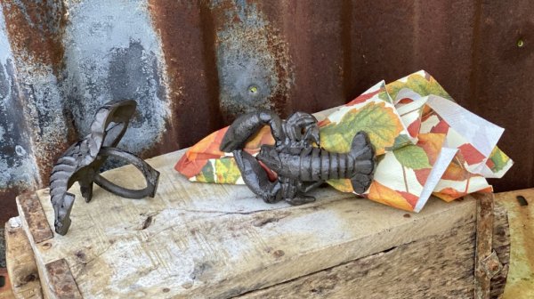 Vacker servettring med modell av en stor hummer i järn . Brun i nyansen välarbetad och lite tyngre i modellen. Säljes per styck