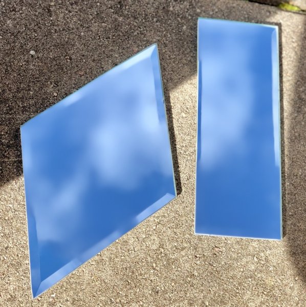 Spegel med slipad ytterkant. I mindre modell som passar lika bra att sätta på väggen som att ha ljus eller andra vackra saker på