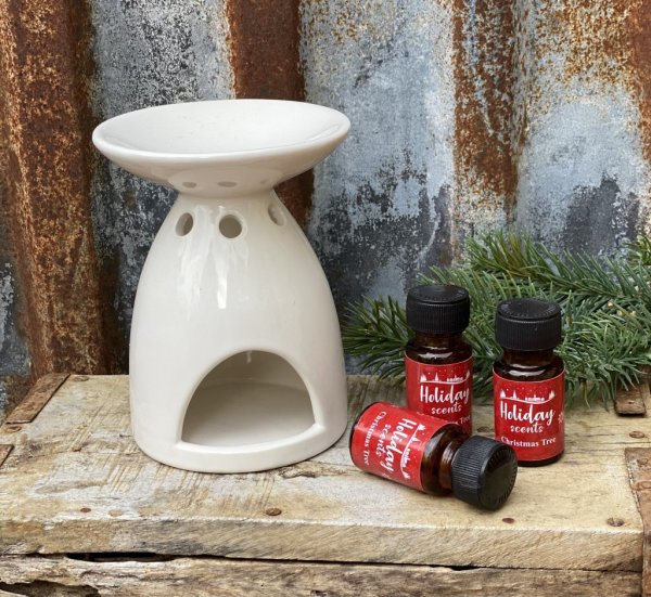 Doftolja Christmas Tree levereras i vacker presentförpackning med tre stycken flaskor. Passande till aromalyampor men också som