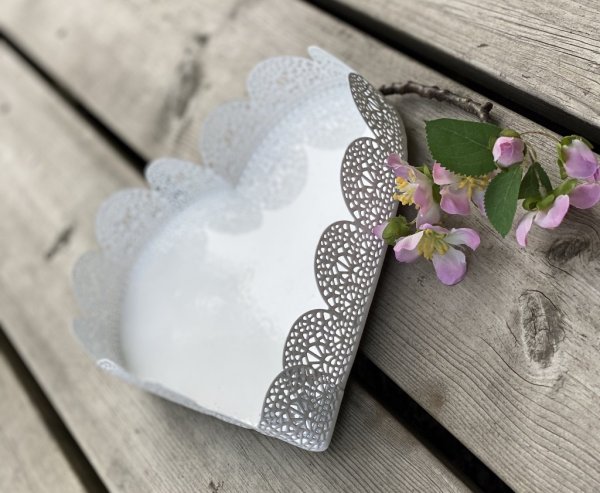 Vitt hjärtformat fat i plåt/metall. Dekorerat med en spets liknande kant runt om. Att ställa ljus alt blommor på eller lite små