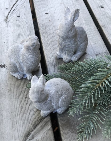 Söt betong kanin att dekorera med. Detaljfull och välarbetad fin modell med detaljer runt om. Finns i tre olika modeller. -Sitta