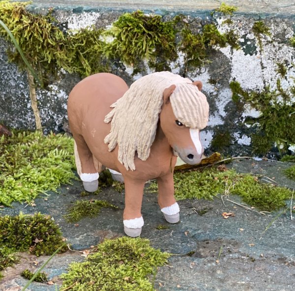 Ponny hästen Dixi en söt brun skönhet med beige man, att dekorera med. Designad av Erkers Marie Persson Leksand. Unik i sin stil