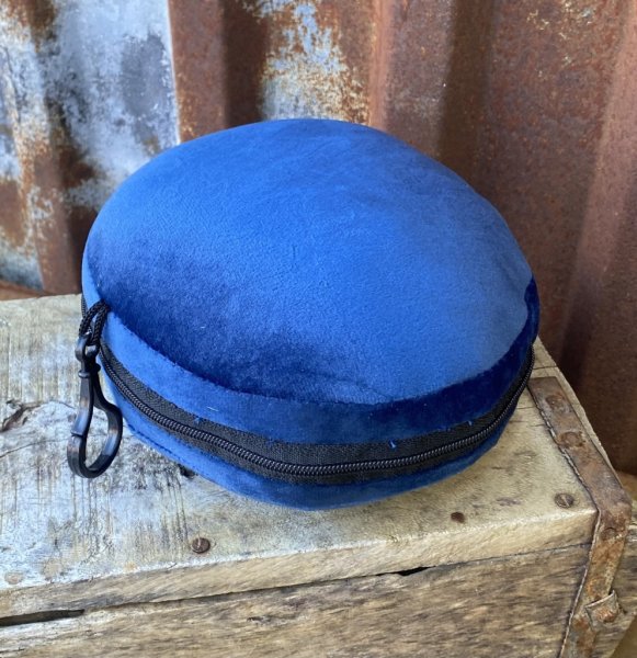 Nackkudde med ögonmask resemodell