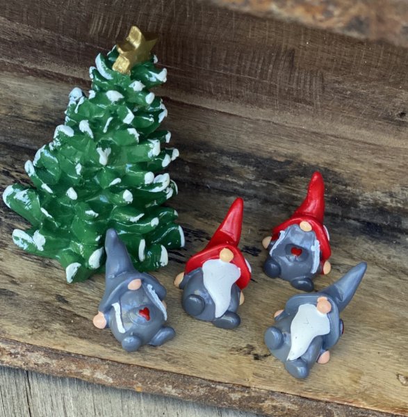 Egon och Asta små figurera att dekorera med. Finns i två olika nyanser. -Egon Grå -Egon Röd -Asta Grå -Asta Röd Lika fina att de