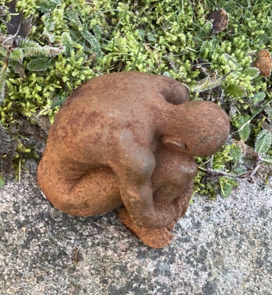 Jordens man, rostig staty/figur av en man i rost som sitter ihop kurad. Detaljrik och välarbetad. Ruffigt rostig modell. Höjd: