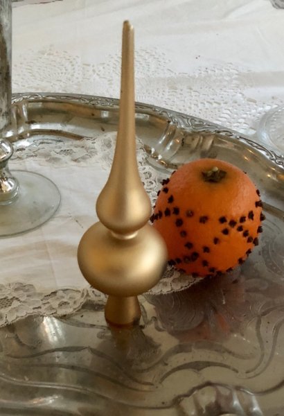 Toppspira i matt guld färgat glas . Att sätta i toppen på julgranen eller enbart dekorera med. Höjd: 20cm