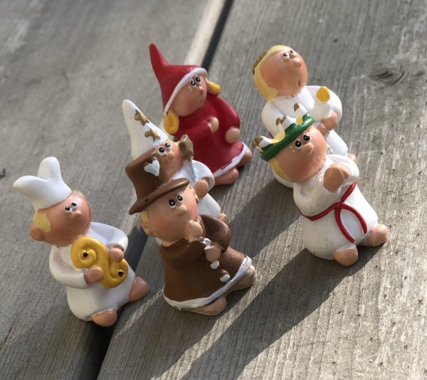 Gulligt lucia tåg i annorlunda mindre modell. Med lucia, tärna, lussebagare, jul tomte flicka, pepparkaksgubbe och stjärngosse.