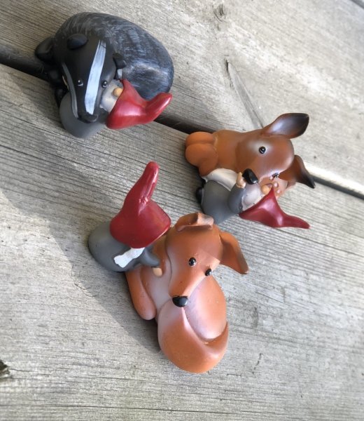 Tomtefar tillsammans med skogen vilda djur. Större tomte med djur att dekorera pynta och pyssla med. Finns i tre modell -Tomtefa