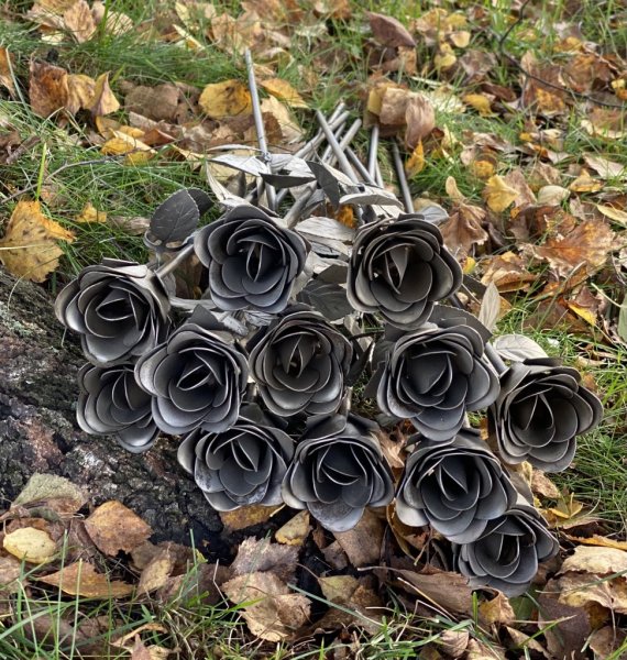 Zink ros snitt ros i järn och metall med lång stjälk många blad och detaljrik blomma. Handgjord svensktillverkad i levande mode