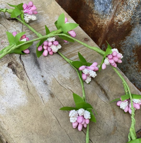 Grön girlang med rosa och vita bär buketter med gröna blad. Girlangen har formbar metall stomme, så girlangen kan lätt viras och