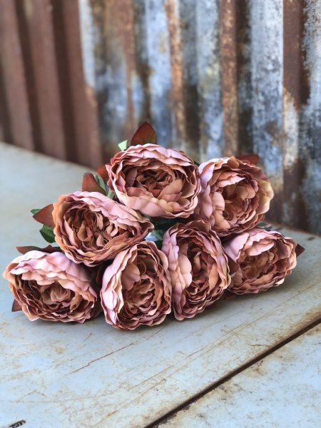 Pion i en mjuk gammeldags cream rosa nyans. En vacker och välarbetad konstgjord blomma med gröna blad. Att ha ensam i en vas ell