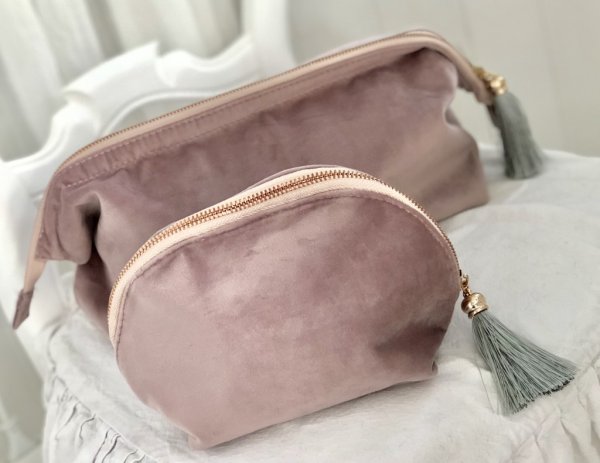 Rosa / lila sammets necessär / väska med tofs. Dekorativa med detaljer i rose guld. Finns i två modeller/storlekar -Större -Mind