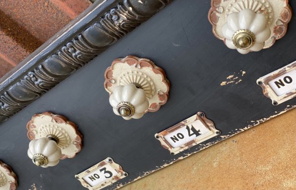 Elegant hängare i antik gammal modell då delar är återvunnet av tillverkaren och nya detaljer har tillkommit. Svart ruffig i nya