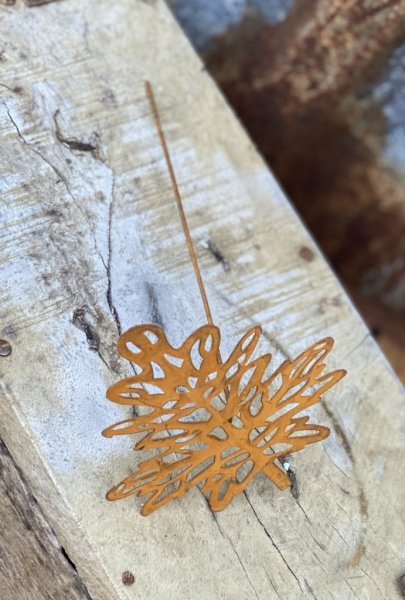 Rost löv på stick. Att dekorera med i en blomma eller i en krans tex. Välarbetad och vacker detaljrik modell . Mäter Med stick