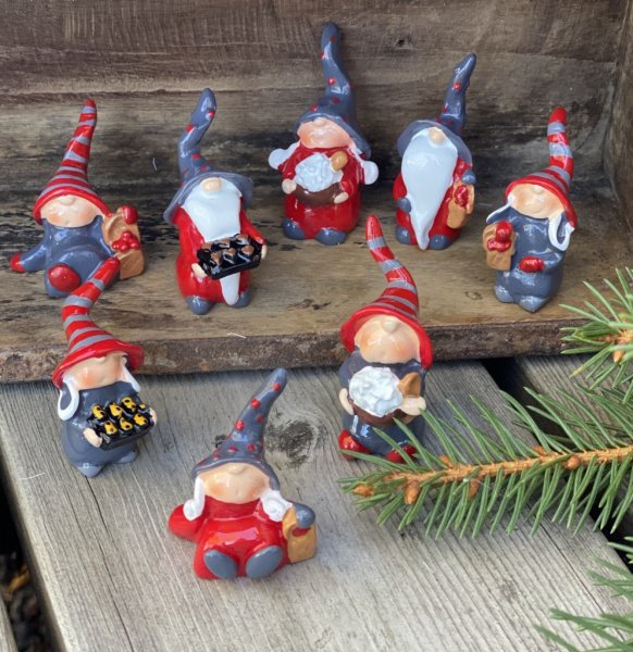 Söta jultomtar nissar i fullt julstök inför julen. Detaljfulla och välarbetade figurer att dekorera och pynta med. Finns i fem o