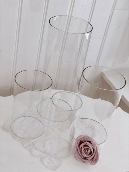 Cylinderglas med öppen botten samt topp. Extra glas till ljusstakar och ljusglas. Eller enbart till dekoration. Finns i fyra oli