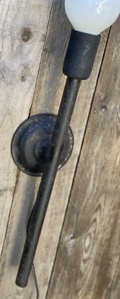 Vägglampa i ruffig industri stil. Svart ruffig med rost inslag. Att ha enbart en glödlampa i eller en passande skärm. Väggfäste