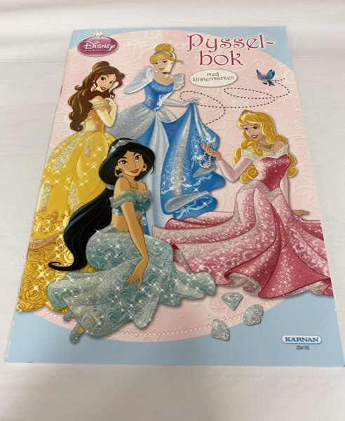 Målarbok och pyssel bok med kända figurer från Disney. Finns i flera olika modeller -Sofia den Första Målarbok med klistermärken
