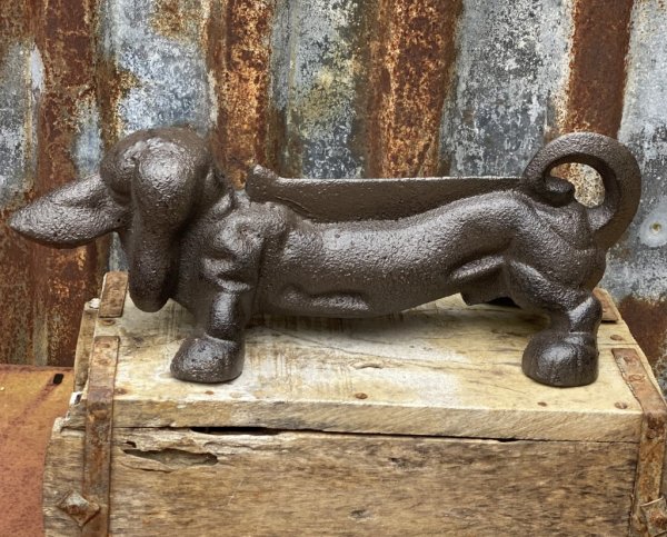 Vacker och praktisk stor Hund i järn. Hunden är en skoskrapa men funkar lika bra till dörrstopp då den är så tung. Hunden stå s
