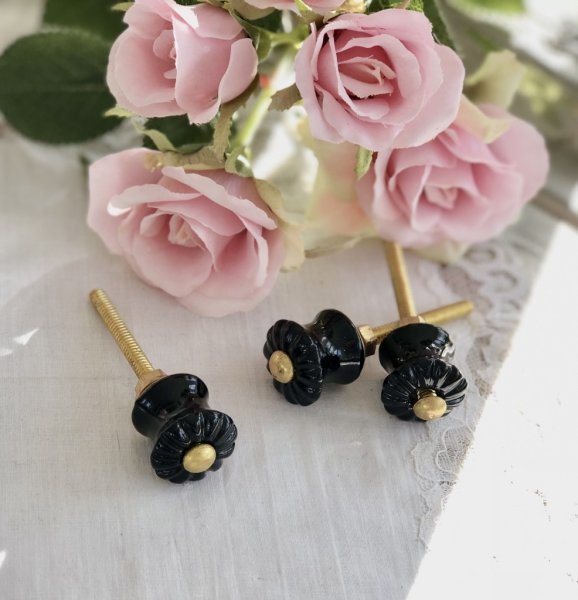 Hög smal lykta Gita i antik guld. För värmeljus eller kronljus. Lyktan har en platta för kronljus som går att ta ur om man vill