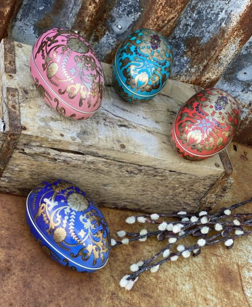 Påskägg i plåt vacker modell med mönster och guld dekor. Finns i fyra olika nyanser. -Rosa -Blått -Grönt -Rött Öppningsbara mode