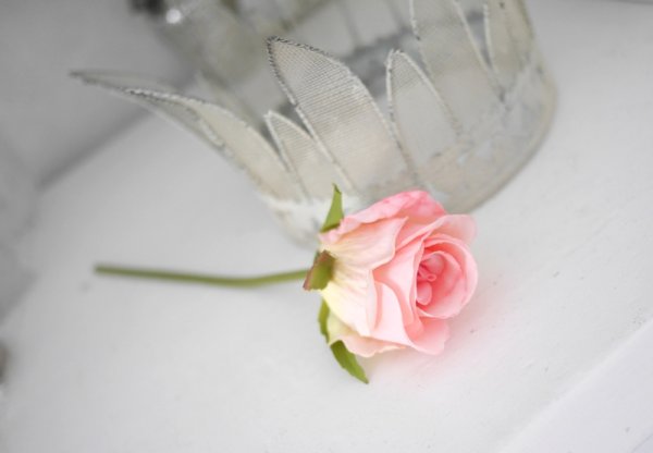 Rosa ros verklighetstrogen vacker konstblomma med skaft i knoppig modell . Att dekorera med ensam eller tillsammans med flera. S