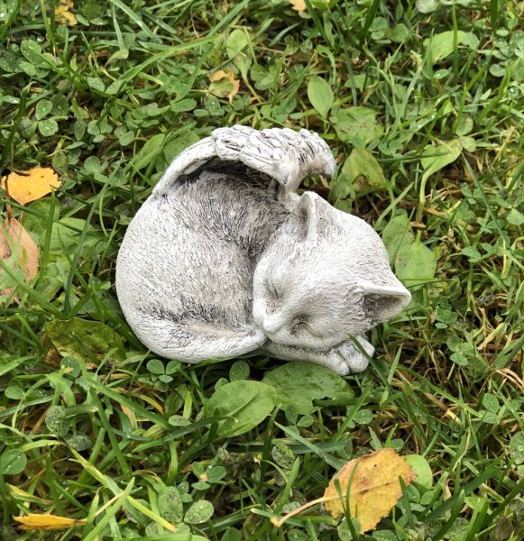 Grav och Minnesprydnad i form av en katt med vingar. I modell som är anpassad både för inomhus bruk och utomhusbruk står emot re