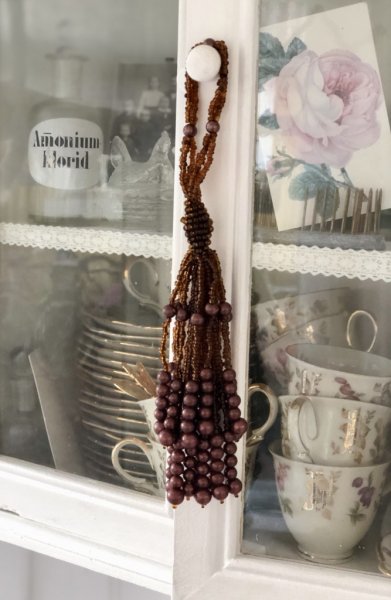 Vacker tassel / tofs dekoration med pärlor och ögla upptill. Att dekorera med hänga på en glaskupa, en dörr, lägga på ett fat, h