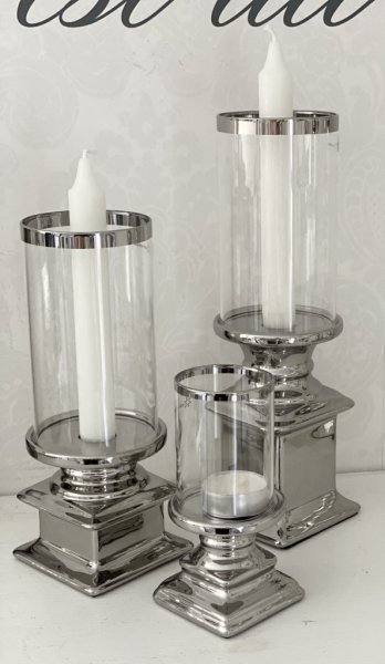 Vacker och elegant ljusstake Andrea i silver med cylinderglas. För värmeljus eller smalare blockljus ev batteri ljus. Finns i tr