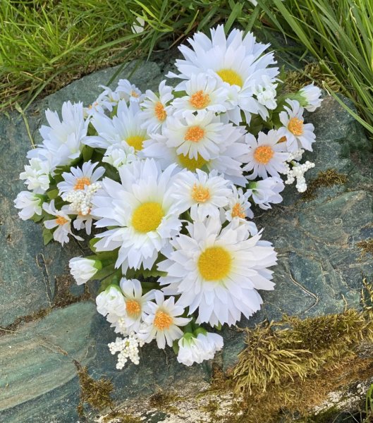 Sommar vacker ljusmanschett med vita prästkragar och gröna blad. Med flera blommor i olika storlekar. Dekorerad med diskreta ins