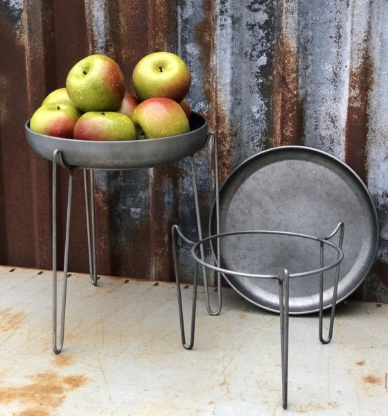 Piedestal bord Susanne i snygg design. Med rund bricka upptill. Praktisk att ha i fönstret eller på skänken alt golvet när man v