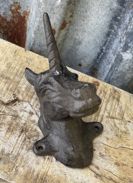 Vacker och annorlunda krok till lika väggprydnad. Enhörning i järn använd hornet som krok eller ha den som en vacker detalj på v