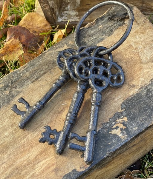 Vacker dekorerade nycklar i nyckelknippa tre stycken i järn rost bruna/mörkbruna i dekorerad elegant modell. Vackert att dekorer