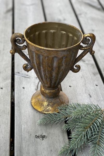 Vacker urna/kruka på fot i antik guld. Tillverkad i plåt med fabriks slitna inslag i den lite ruffig yta. För plantering och dek