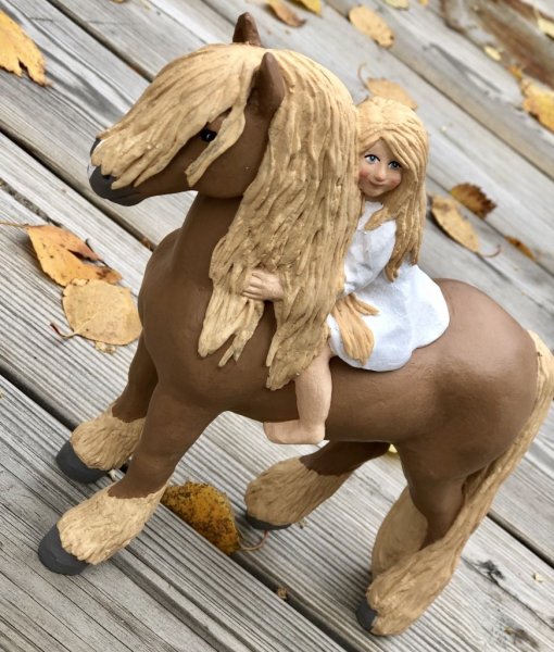 Ridande lucia med ljus i håret att dekorera med. Designad av Erkers Marie Persson Leksand. Unik i sin stil och modell. Ett Svens