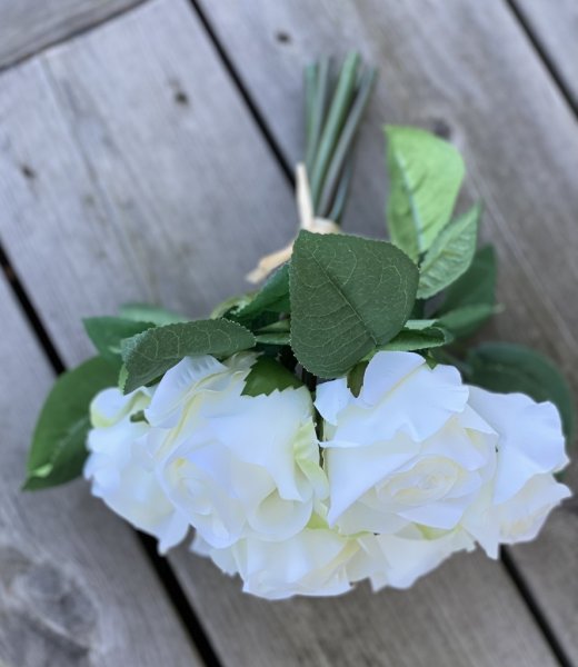 Vacker konstgjord bukett med vita rosor och gröna blad. Välarbetad och verklighetstrogen i fyllig modell. Från mr Plant Höjd: