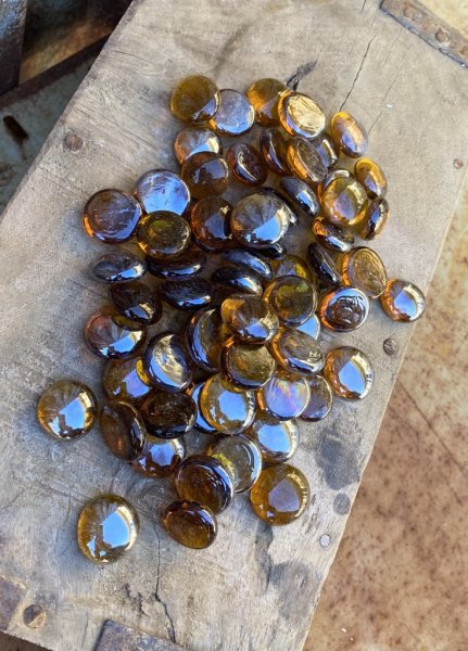 Brun rökiga lätt skimrande glasstenar. I rundad lätt platt/oval modell. Att dekorera med i vattenbad, blomsterarrangemang, ljusd