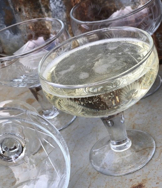 Nyproducerade i gammeldags stil. Vackra prosecco glas på fot med ristat mönster runt om. I kraftigare glas med klar yta och väl