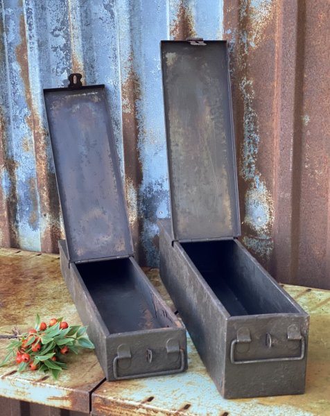 Indisk förvarings låda med lock i plåt och metall. Ruffig industri stil med rostiga ruffiga inslag . Återvunnen modell då dom ti