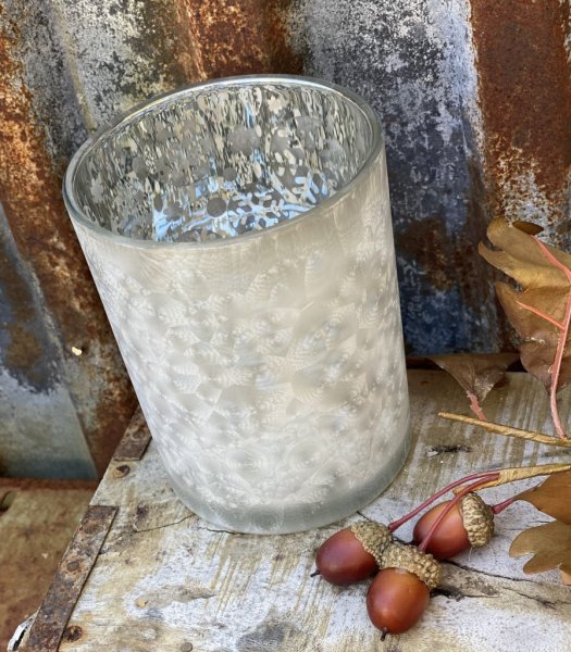 Större ljuslykta i glas. Vit utsida med vackert vinter mönster och silver färgad insida. Ljuset släpper fram mönstret på ett va