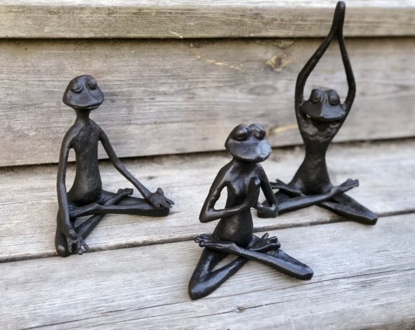 Yoga groda i järn. En rolig och söt dekoration med fina välarbetade detaljer. Finns i två modeller -Sittande med armarna ner -Si