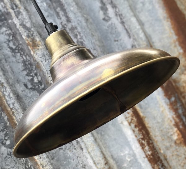 Vacker taklampa i industri stil. Vid skärm i gammeldags modell. Tillverkad i plåt och går i en antik guld färgad nyans med fabri