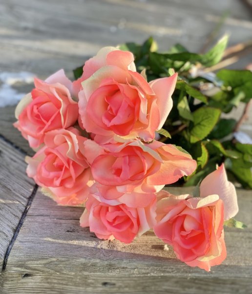 Produktbeskrivning: Vacker verklighetstrogen konstblomma ros i utslagen modell med skaft och blad. Går i en mjuk aprikos nyans.