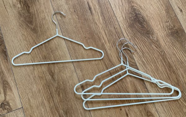 Jätte bra galgar till barn. Vita i pack om 6st galgar . Tillverkade i metall med silikon klädd stomme som gör att kläderna inte