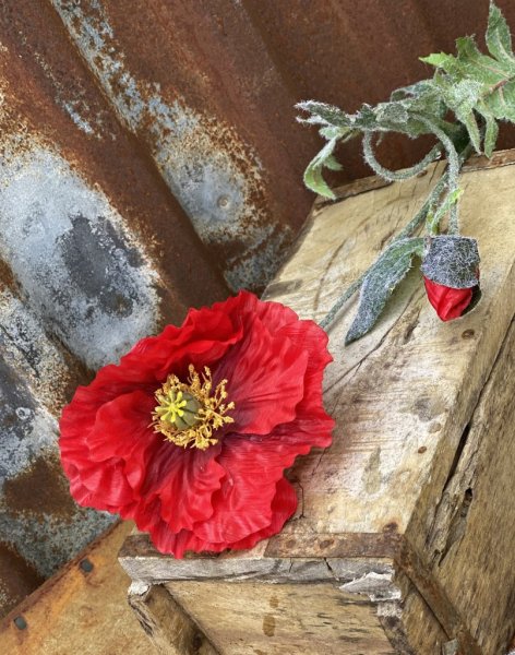 Röd vallmo med en stor utslagen blommor och en liten knoppig. Välarbetad och vacker konstgjord blomma med gröna blad. Mäter ca