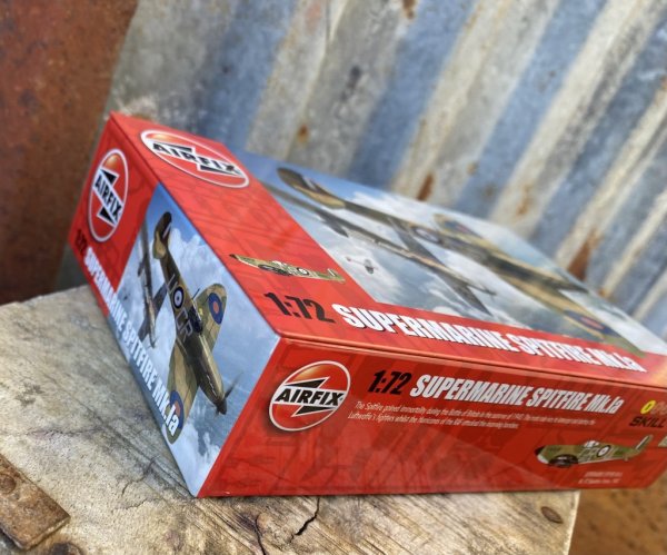 AIRFIX plåtlåda med flygplan Supermarine Spitfire Mk.la. Öppningsbar plåtlåda designad att se ut som en byggsats kartong till et
