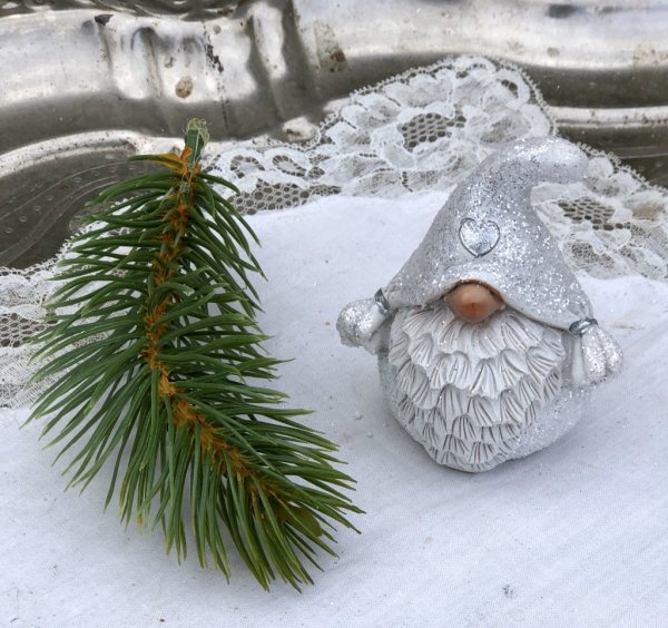 Vit söt vinter tomte / dvärg i snö modell. Med lätt glitter inslag likt snö/is frost kristaller i lätt silver. Tomten/dvärgen är