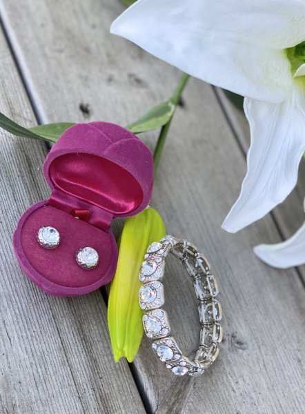 Vacker armband i silver nyans med klara strass och bling bling stenar i olika storlekar. Armbandet har resår stomme så det är an